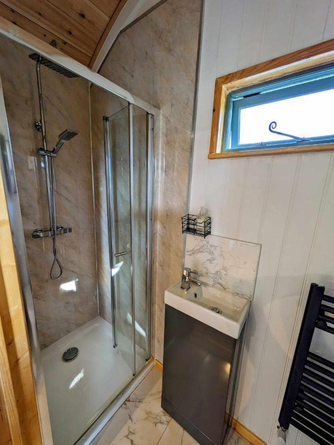 Romantic Nature Retreat, Luxury Glamping & Stargazing Views - Dragonfly Shepherd Hut Yarpole Екстериор снимка