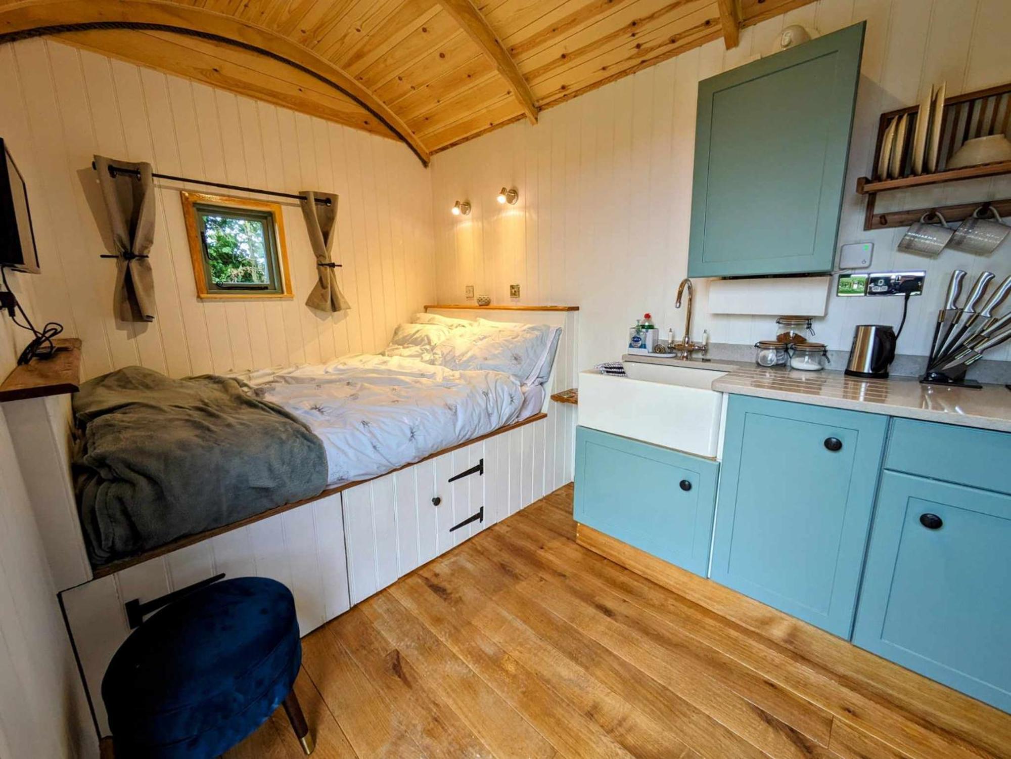 Romantic Nature Retreat, Luxury Glamping & Stargazing Views - Dragonfly Shepherd Hut Yarpole Екстериор снимка