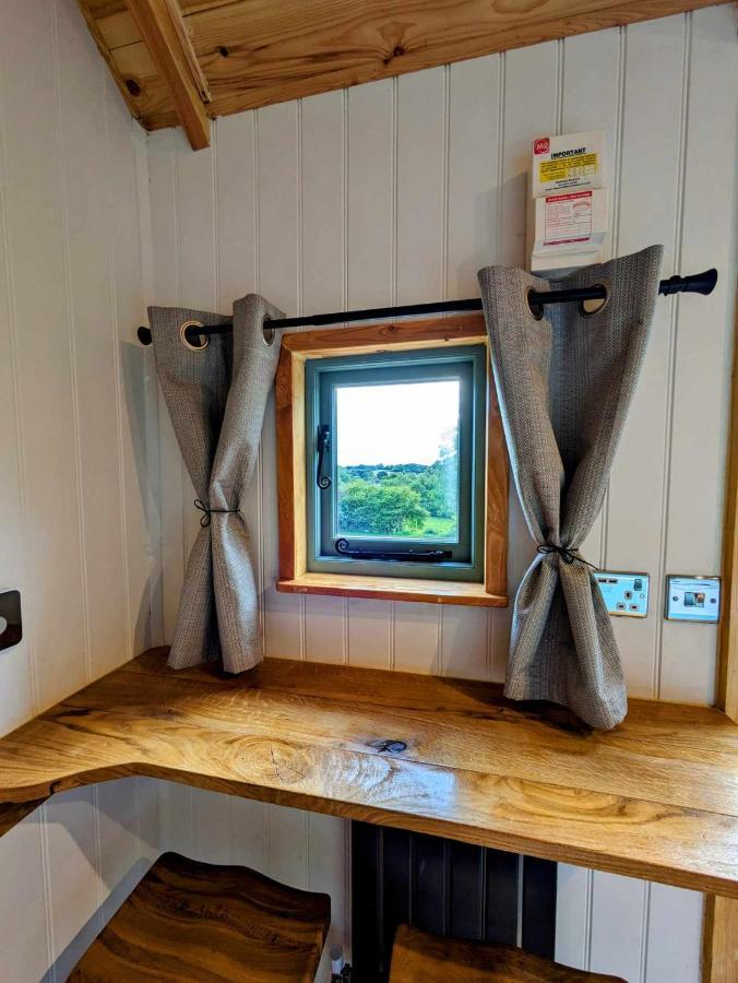 Romantic Nature Retreat, Luxury Glamping & Stargazing Views - Dragonfly Shepherd Hut Yarpole Екстериор снимка