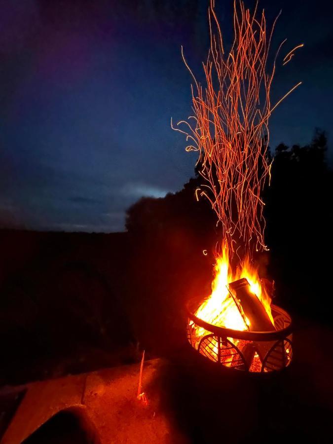 Romantic Nature Retreat, Luxury Glamping & Stargazing Views - Dragonfly Shepherd Hut Yarpole Екстериор снимка