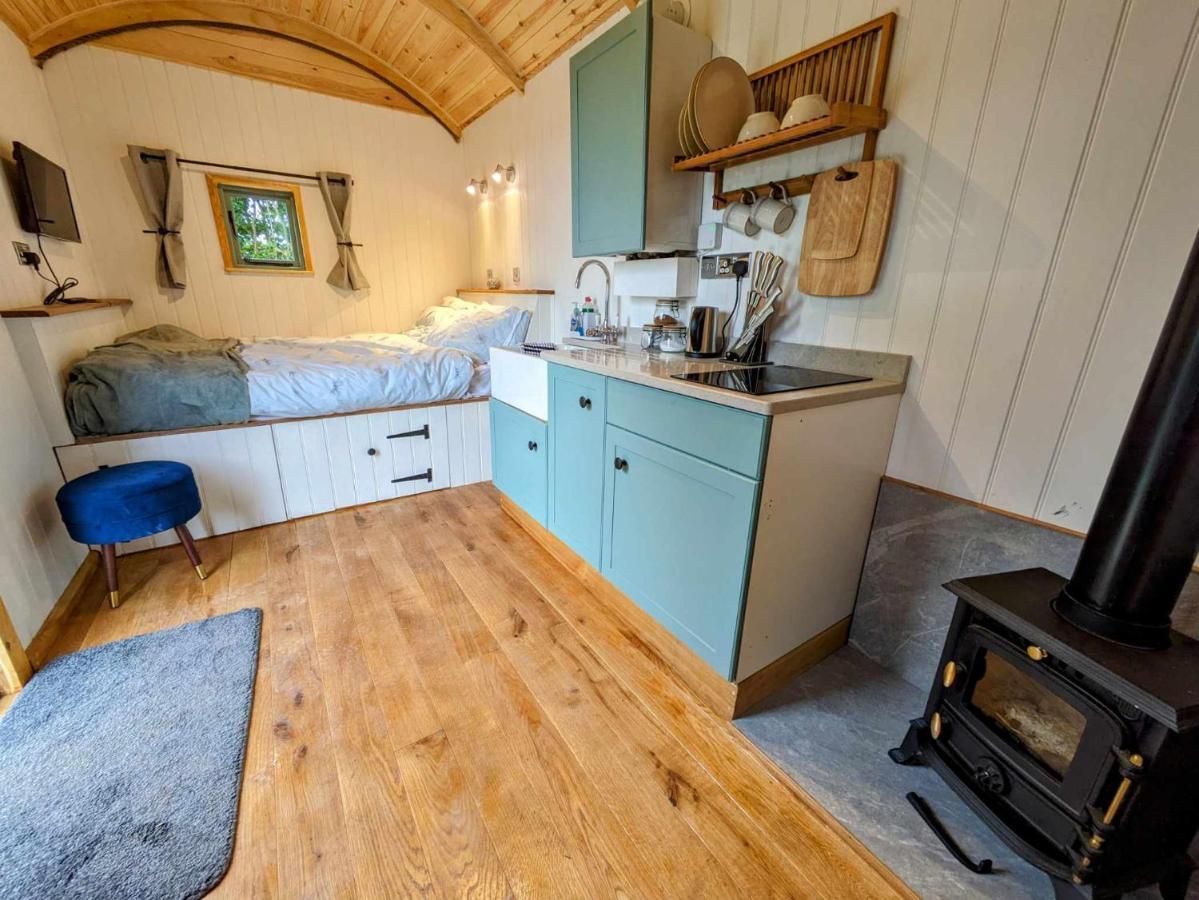 Romantic Nature Retreat, Luxury Glamping & Stargazing Views - Dragonfly Shepherd Hut Yarpole Екстериор снимка