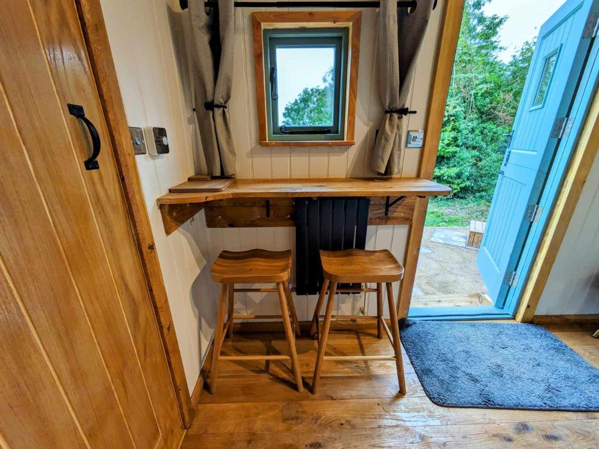 Romantic Nature Retreat, Luxury Glamping & Stargazing Views - Dragonfly Shepherd Hut Yarpole Екстериор снимка