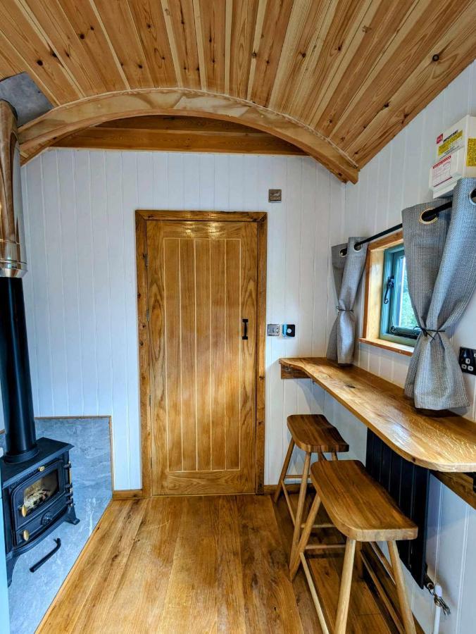 Romantic Nature Retreat, Luxury Glamping & Stargazing Views - Dragonfly Shepherd Hut Yarpole Екстериор снимка
