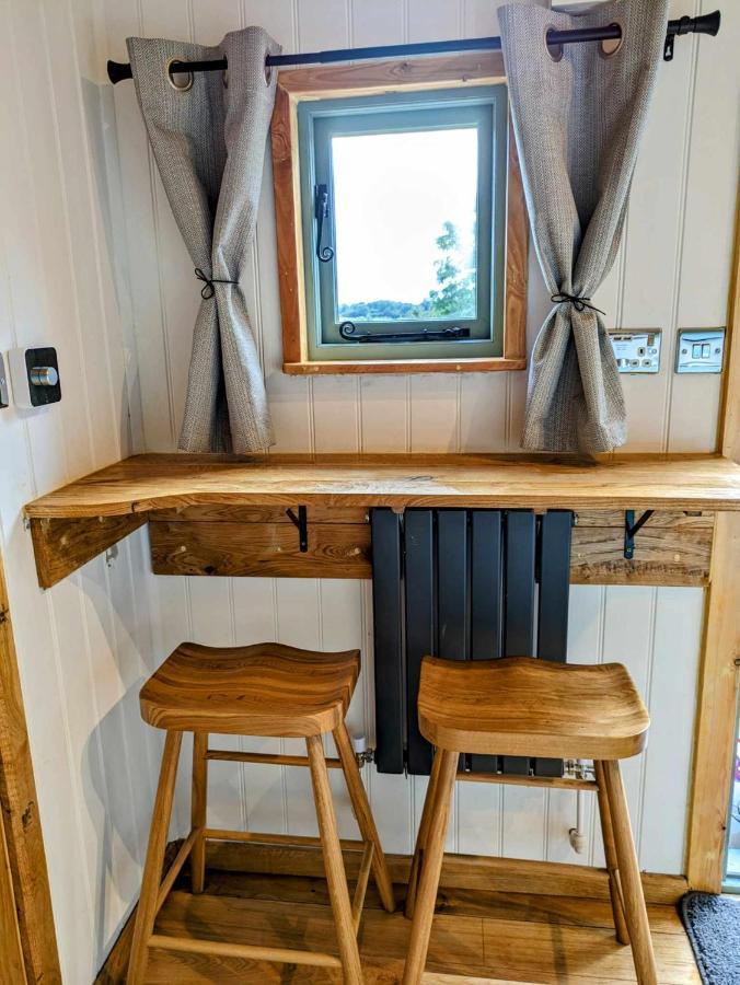 Romantic Nature Retreat, Luxury Glamping & Stargazing Views - Dragonfly Shepherd Hut Yarpole Екстериор снимка