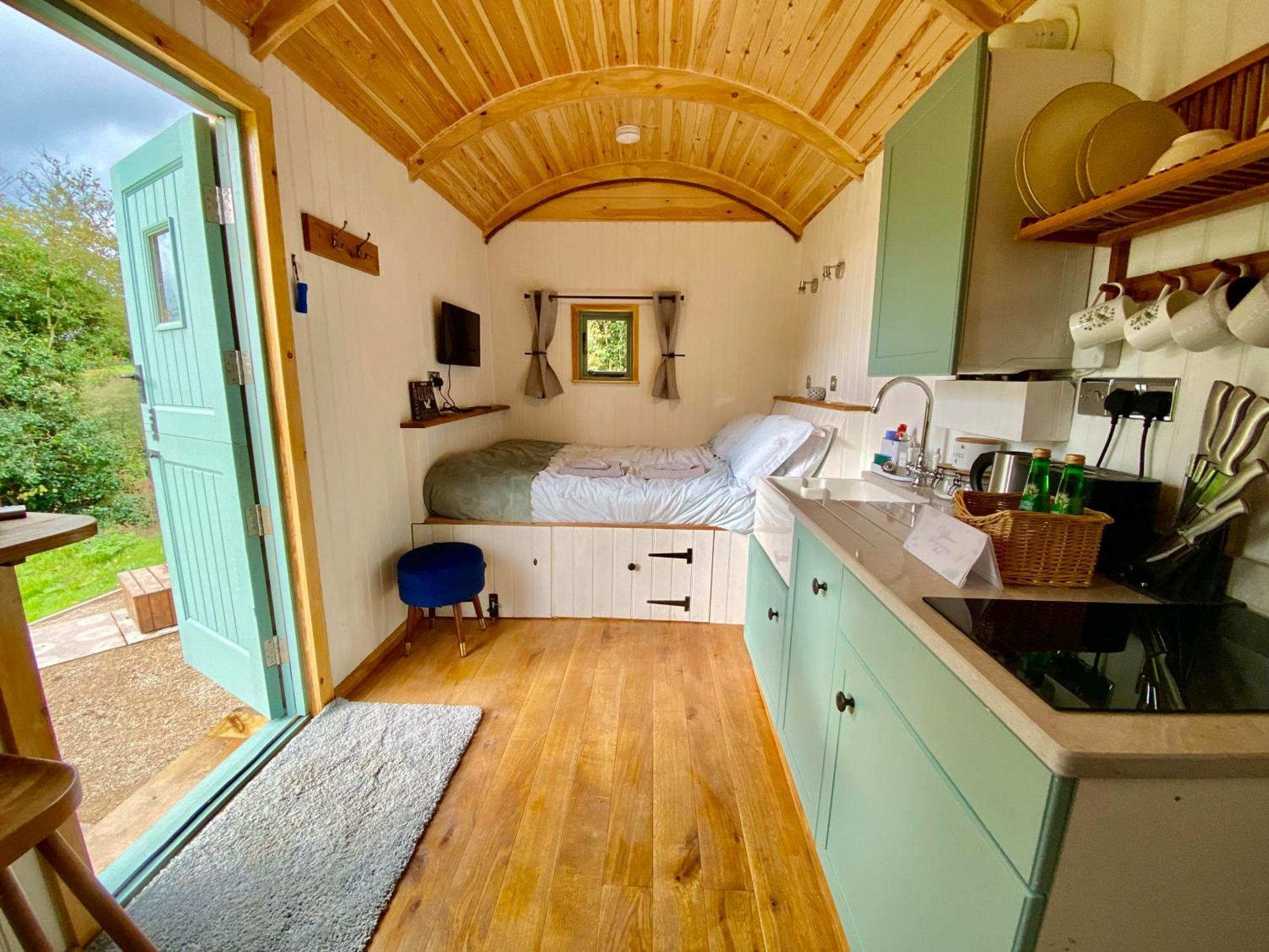 Romantic Nature Retreat, Luxury Glamping & Stargazing Views - Dragonfly Shepherd Hut Yarpole Екстериор снимка