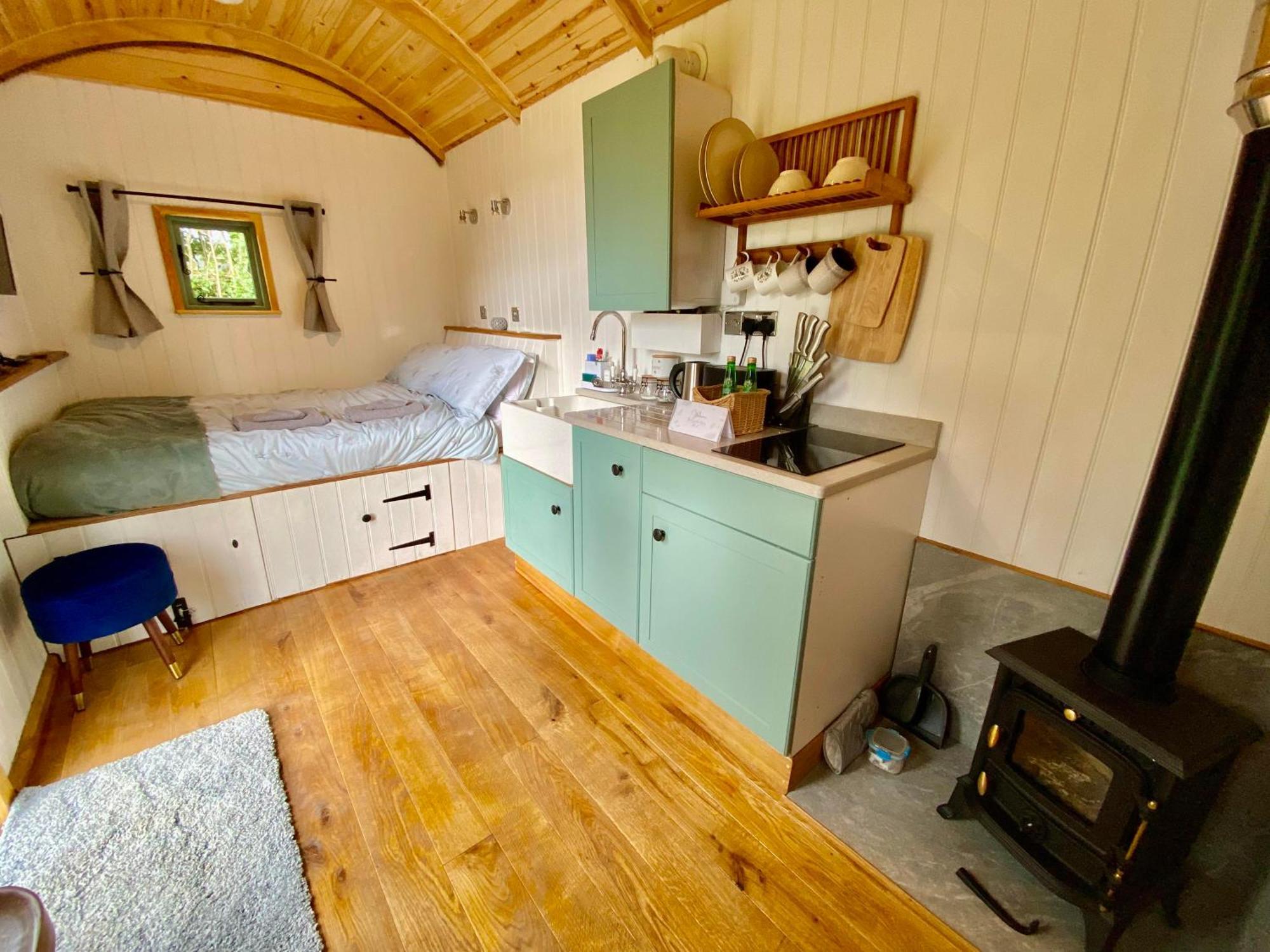 Romantic Nature Retreat, Luxury Glamping & Stargazing Views - Dragonfly Shepherd Hut Yarpole Екстериор снимка