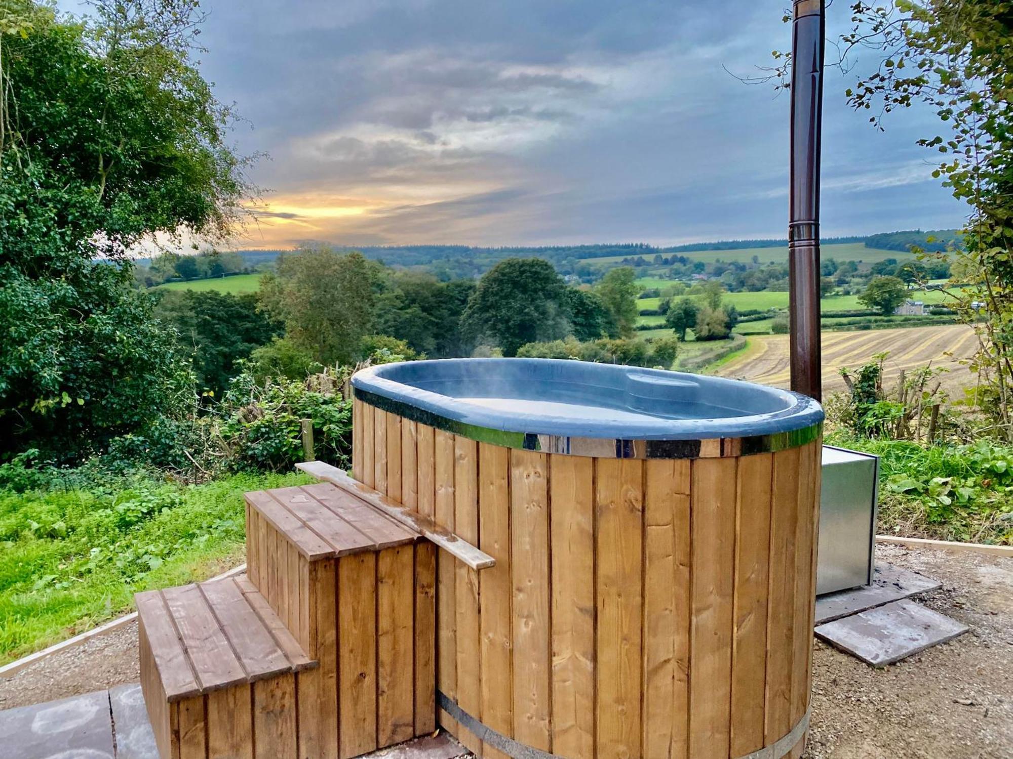 Romantic Nature Retreat, Luxury Glamping & Stargazing Views - Dragonfly Shepherd Hut Yarpole Екстериор снимка