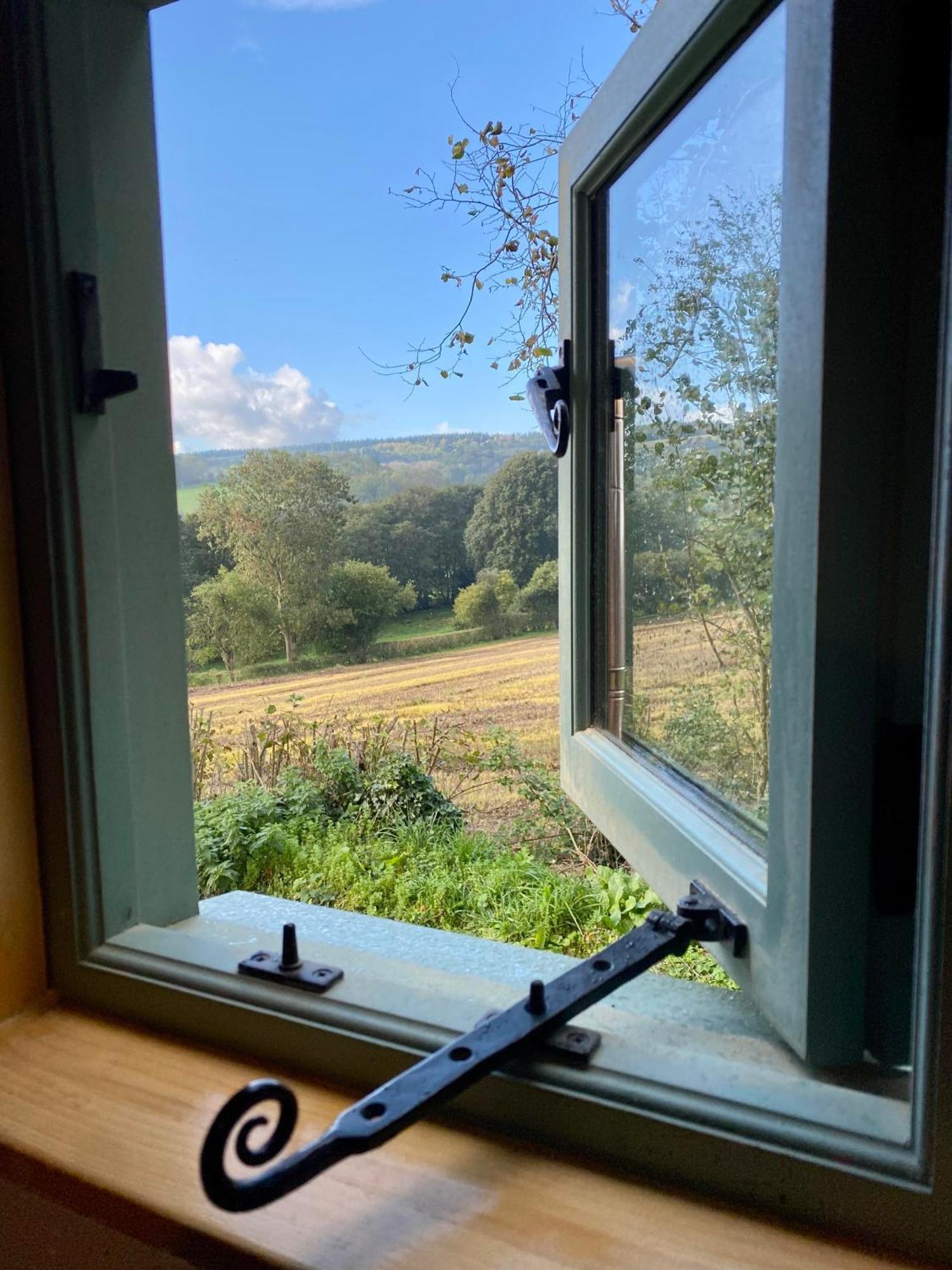Romantic Nature Retreat, Luxury Glamping & Stargazing Views - Dragonfly Shepherd Hut Yarpole Екстериор снимка