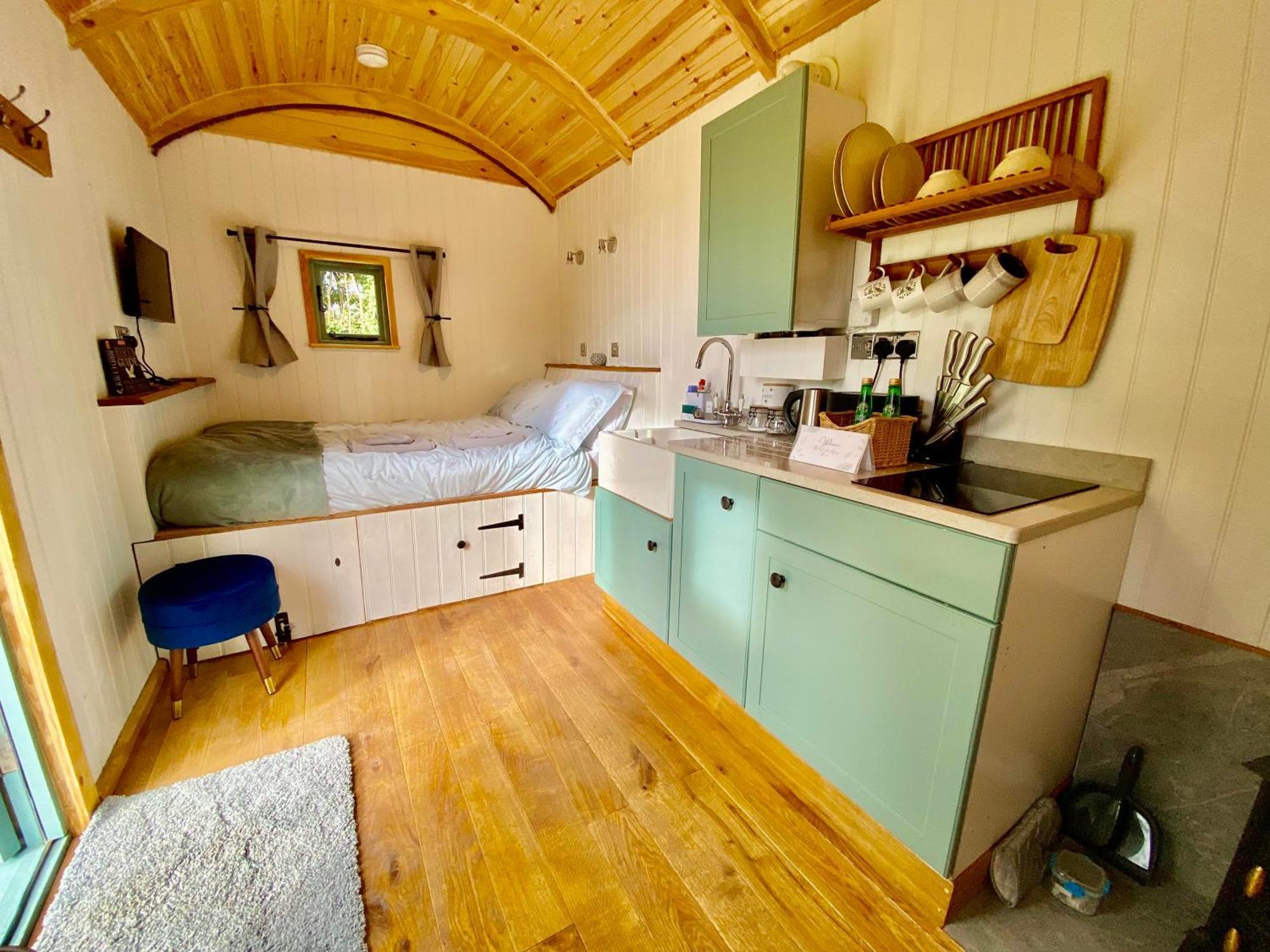 Romantic Nature Retreat, Luxury Glamping & Stargazing Views - Dragonfly Shepherd Hut Yarpole Екстериор снимка