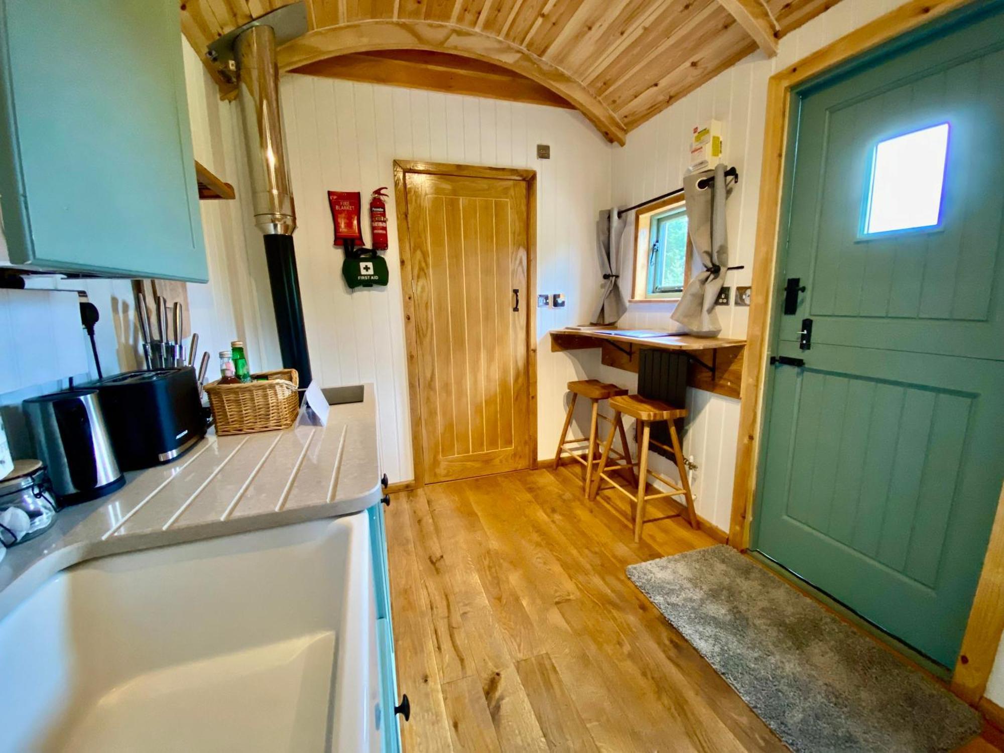 Romantic Nature Retreat, Luxury Glamping & Stargazing Views - Dragonfly Shepherd Hut Yarpole Екстериор снимка