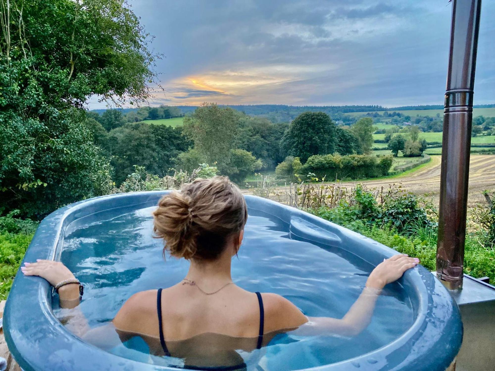 Romantic Nature Retreat, Luxury Glamping & Stargazing Views - Dragonfly Shepherd Hut Yarpole Екстериор снимка