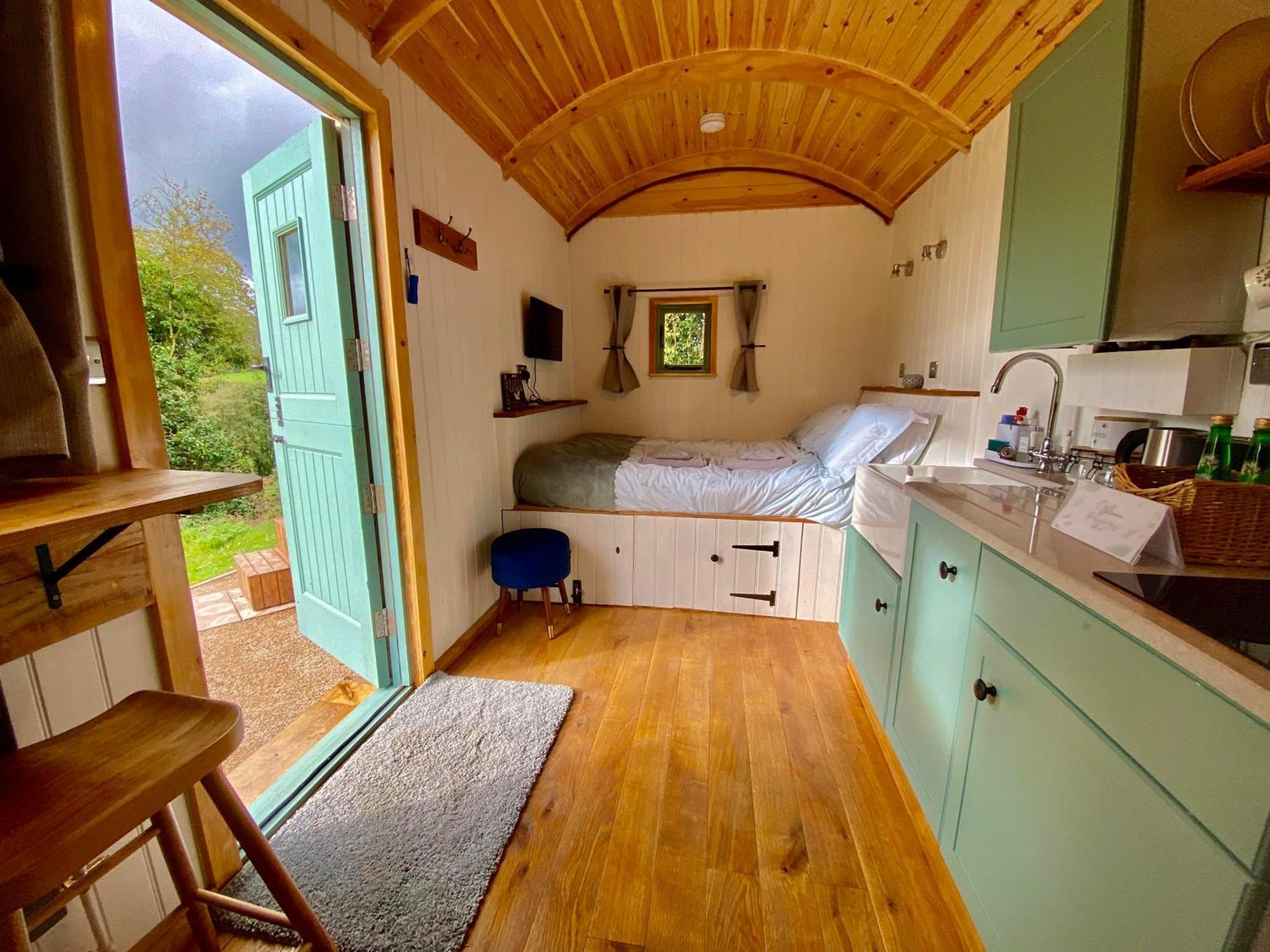 Romantic Nature Retreat, Luxury Glamping & Stargazing Views - Dragonfly Shepherd Hut Yarpole Екстериор снимка