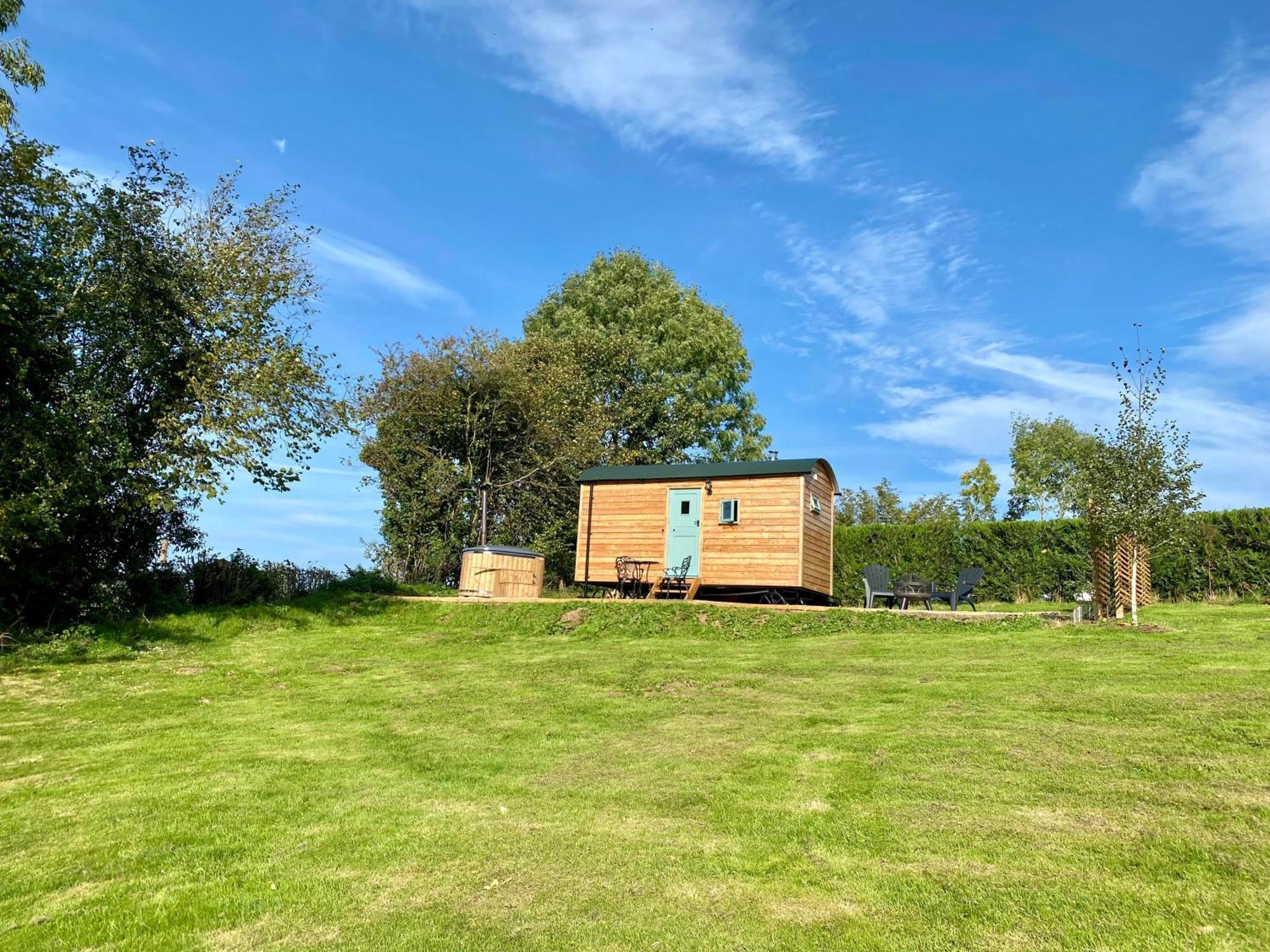Romantic Nature Retreat, Luxury Glamping & Stargazing Views - Dragonfly Shepherd Hut Yarpole Екстериор снимка