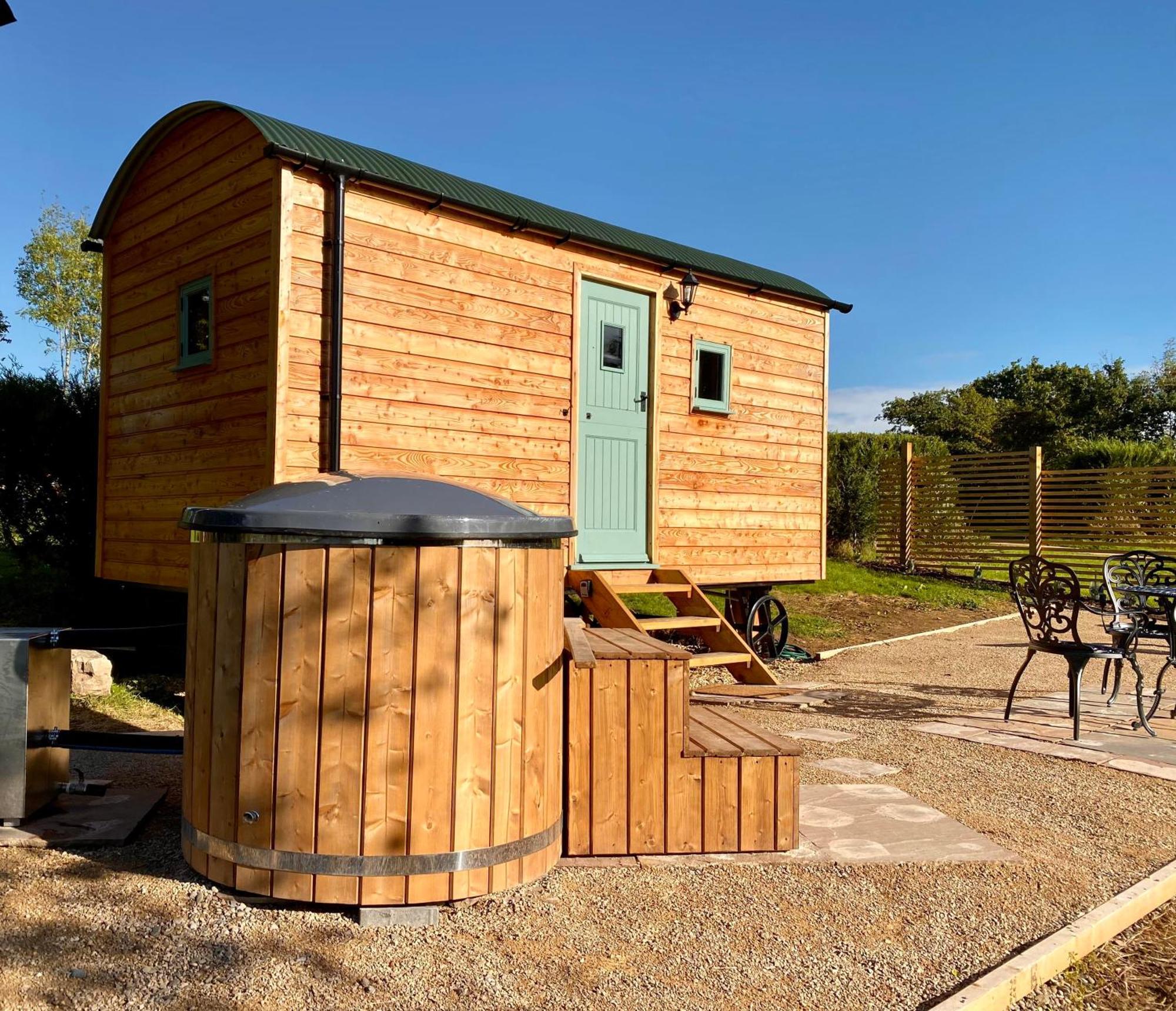 Romantic Nature Retreat, Luxury Glamping & Stargazing Views - Dragonfly Shepherd Hut Yarpole Екстериор снимка