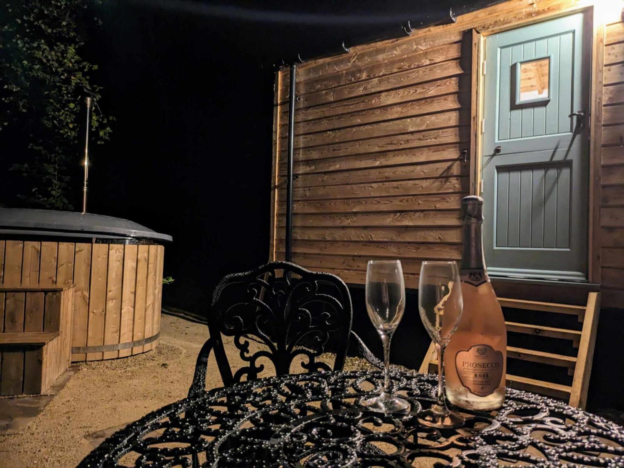 Romantic Nature Retreat, Luxury Glamping & Stargazing Views - Dragonfly Shepherd Hut Yarpole Екстериор снимка