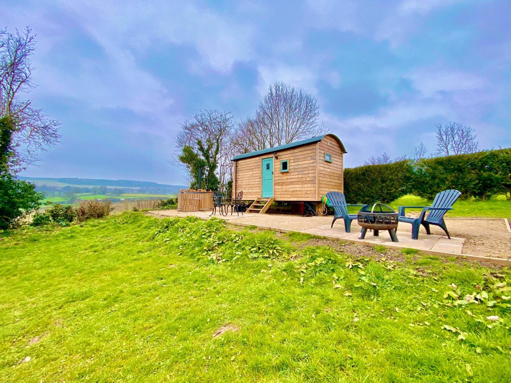 Romantic Nature Retreat, Luxury Glamping & Stargazing Views - Dragonfly Shepherd Hut Yarpole Екстериор снимка