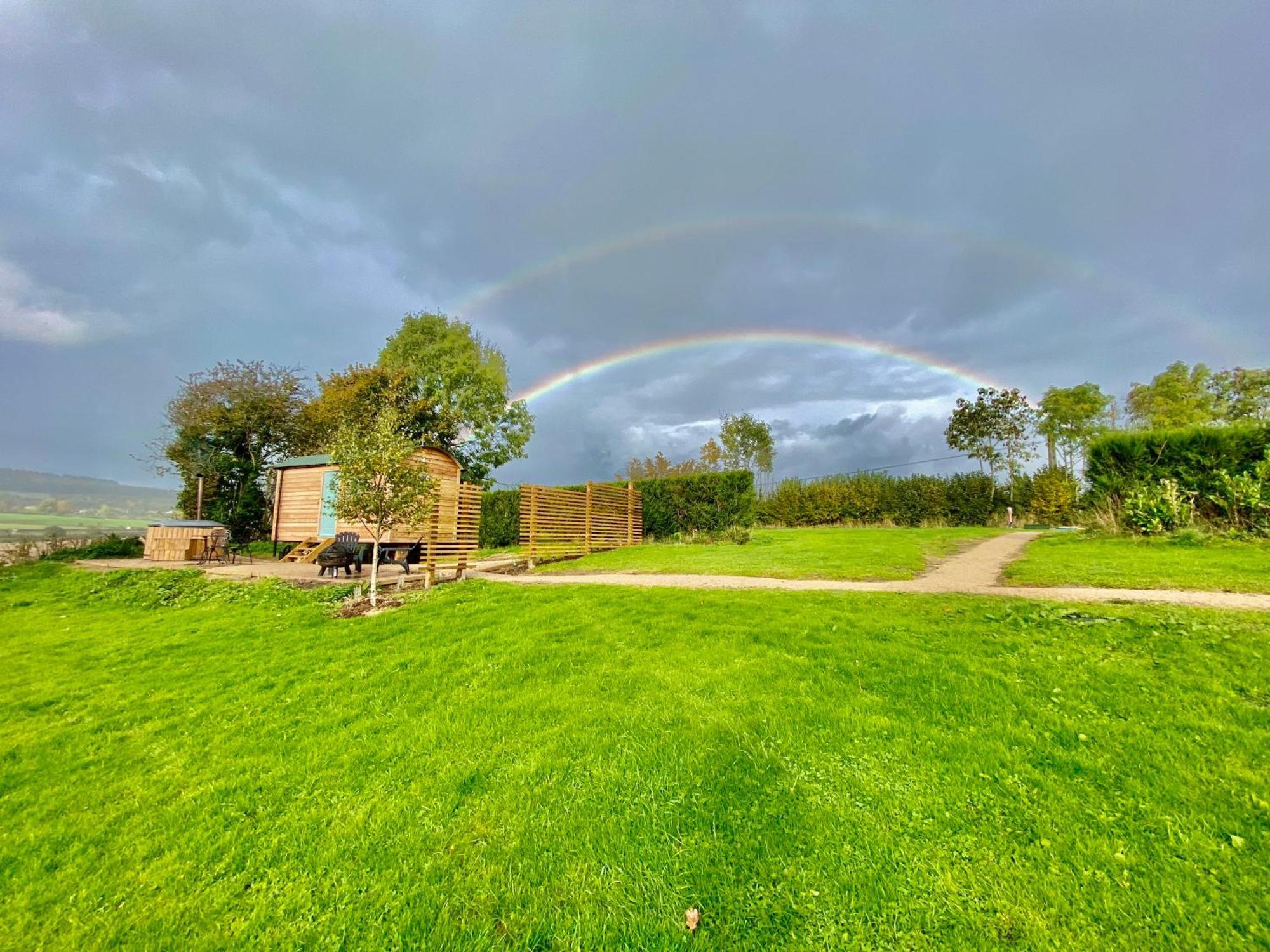 Romantic Nature Retreat, Luxury Glamping & Stargazing Views - Dragonfly Shepherd Hut Yarpole Екстериор снимка