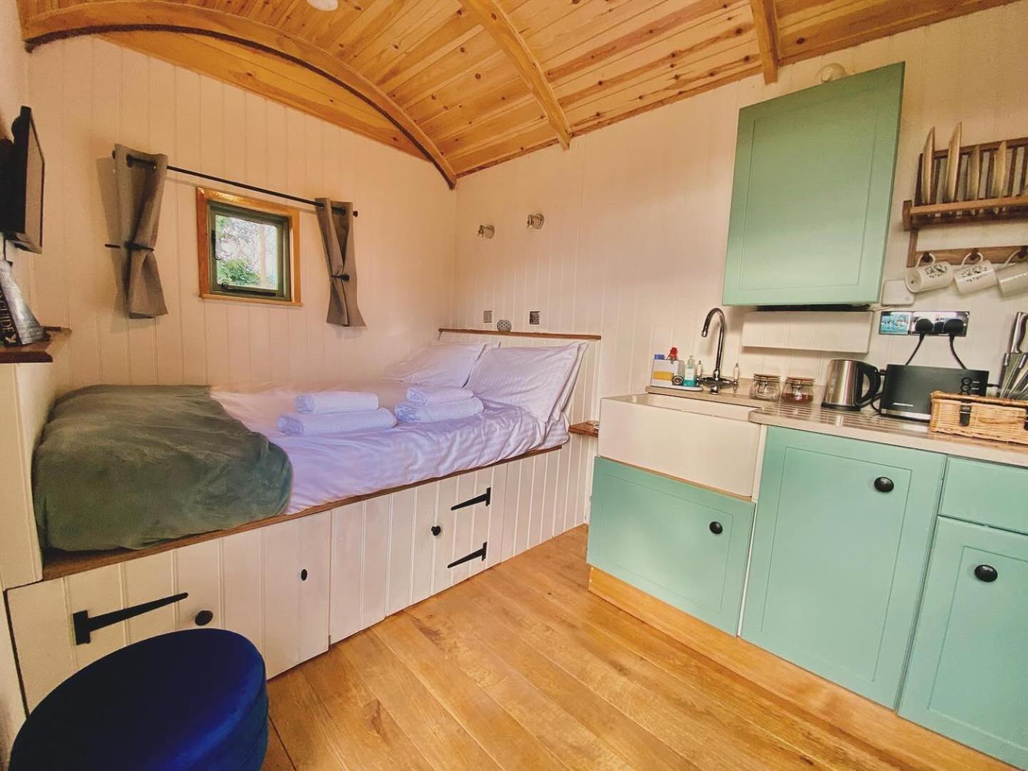 Romantic Nature Retreat, Luxury Glamping & Stargazing Views - Dragonfly Shepherd Hut Yarpole Екстериор снимка