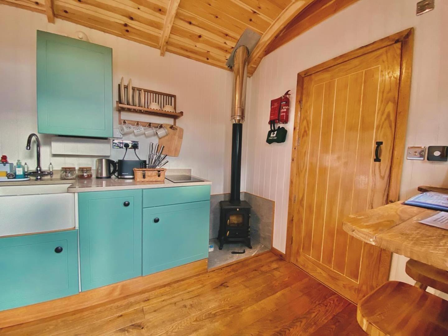 Romantic Nature Retreat, Luxury Glamping & Stargazing Views - Dragonfly Shepherd Hut Yarpole Екстериор снимка