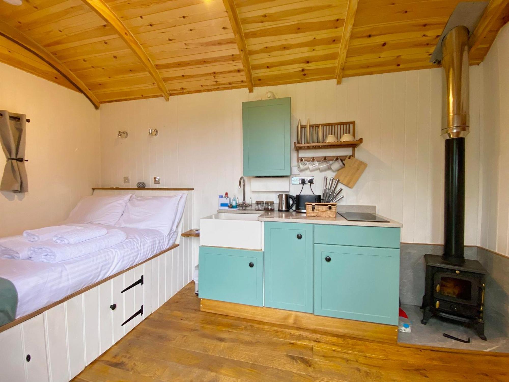 Romantic Nature Retreat, Luxury Glamping & Stargazing Views - Dragonfly Shepherd Hut Yarpole Екстериор снимка