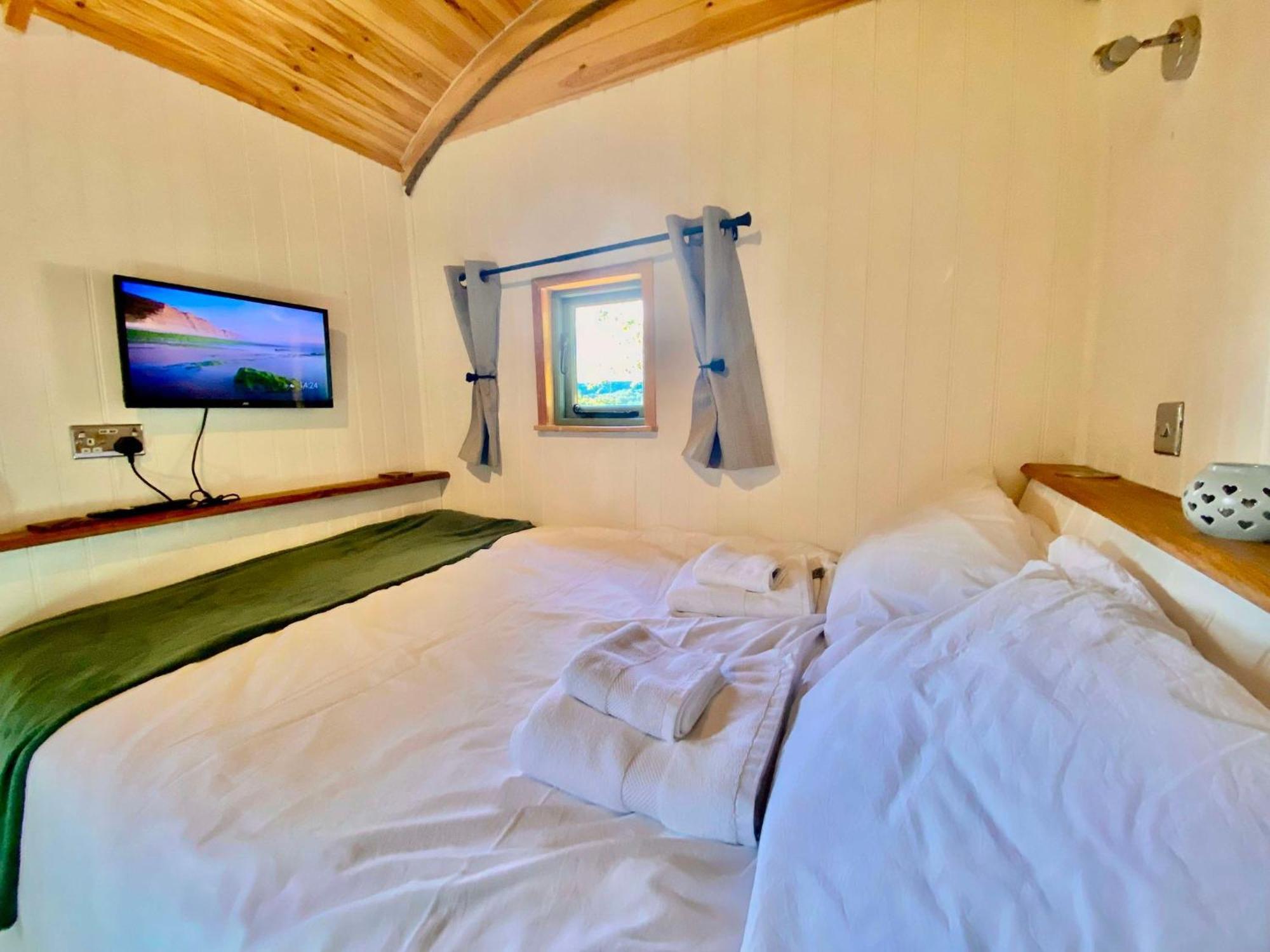 Romantic Nature Retreat, Luxury Glamping & Stargazing Views - Dragonfly Shepherd Hut Yarpole Екстериор снимка