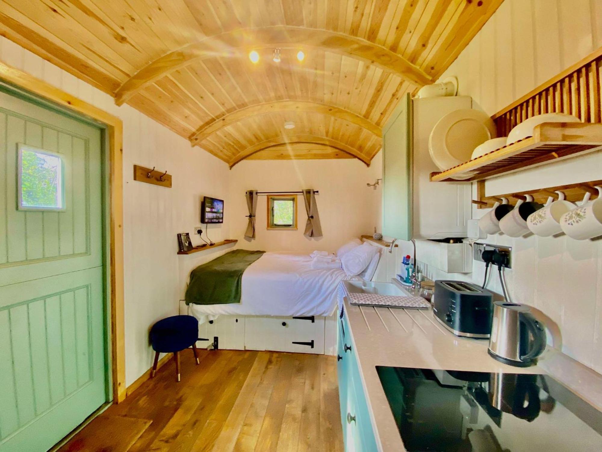 Romantic Nature Retreat, Luxury Glamping & Stargazing Views - Dragonfly Shepherd Hut Yarpole Екстериор снимка
