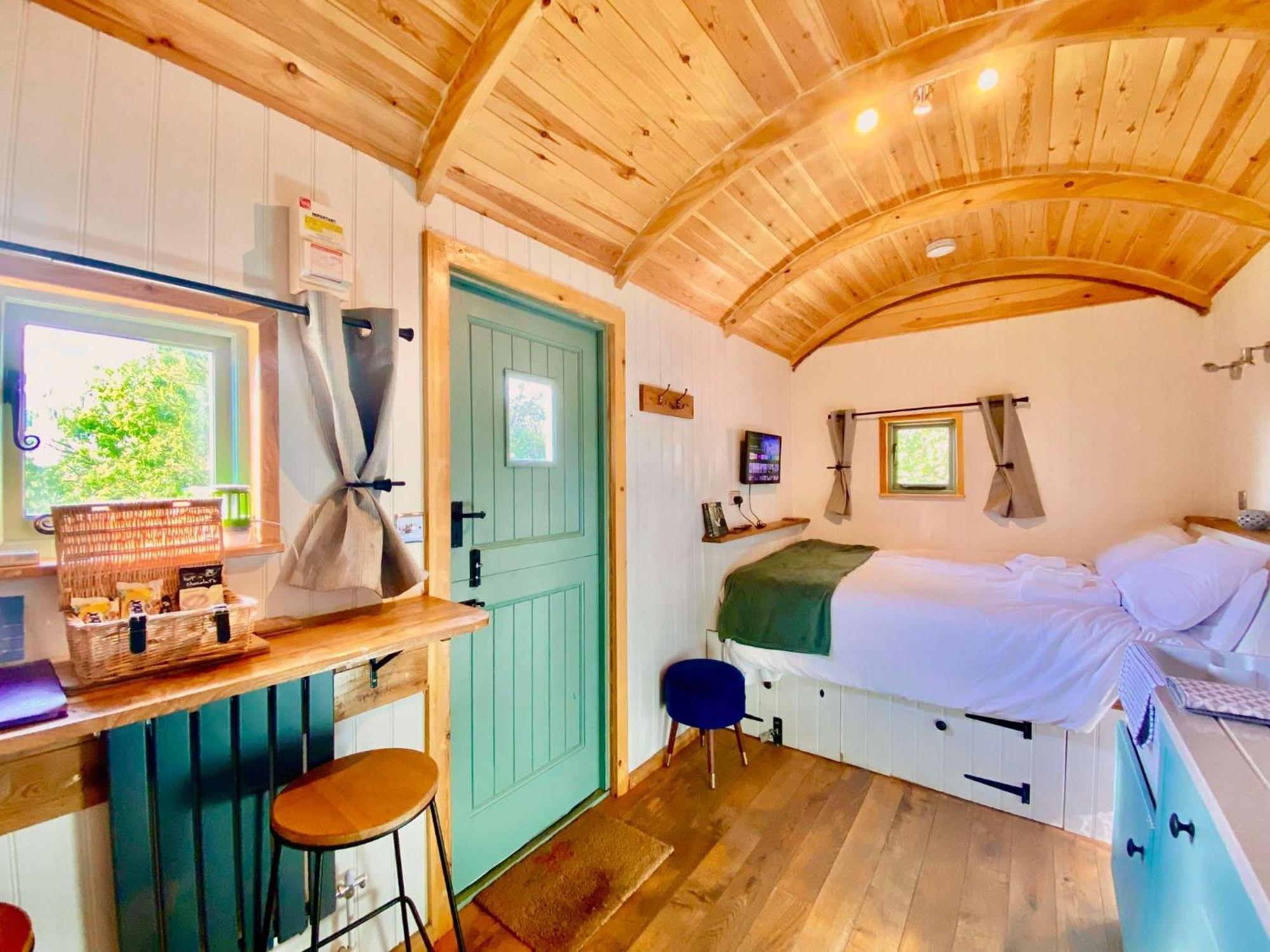 Romantic Nature Retreat, Luxury Glamping & Stargazing Views - Dragonfly Shepherd Hut Yarpole Екстериор снимка